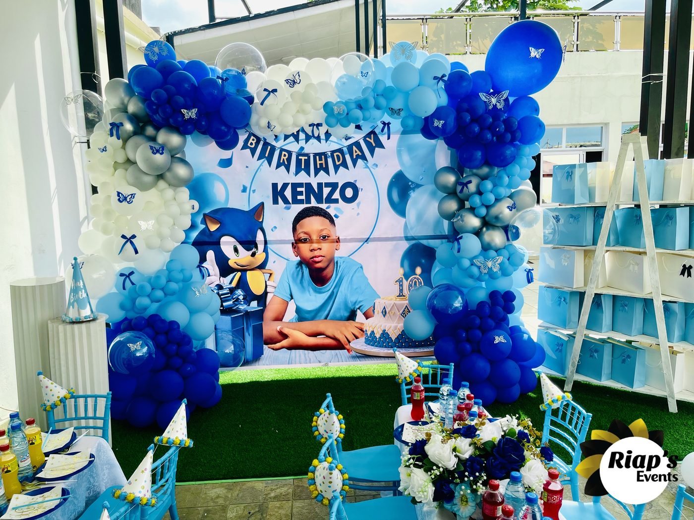 Décor d'anniversaire avec arche de ballons bleus
