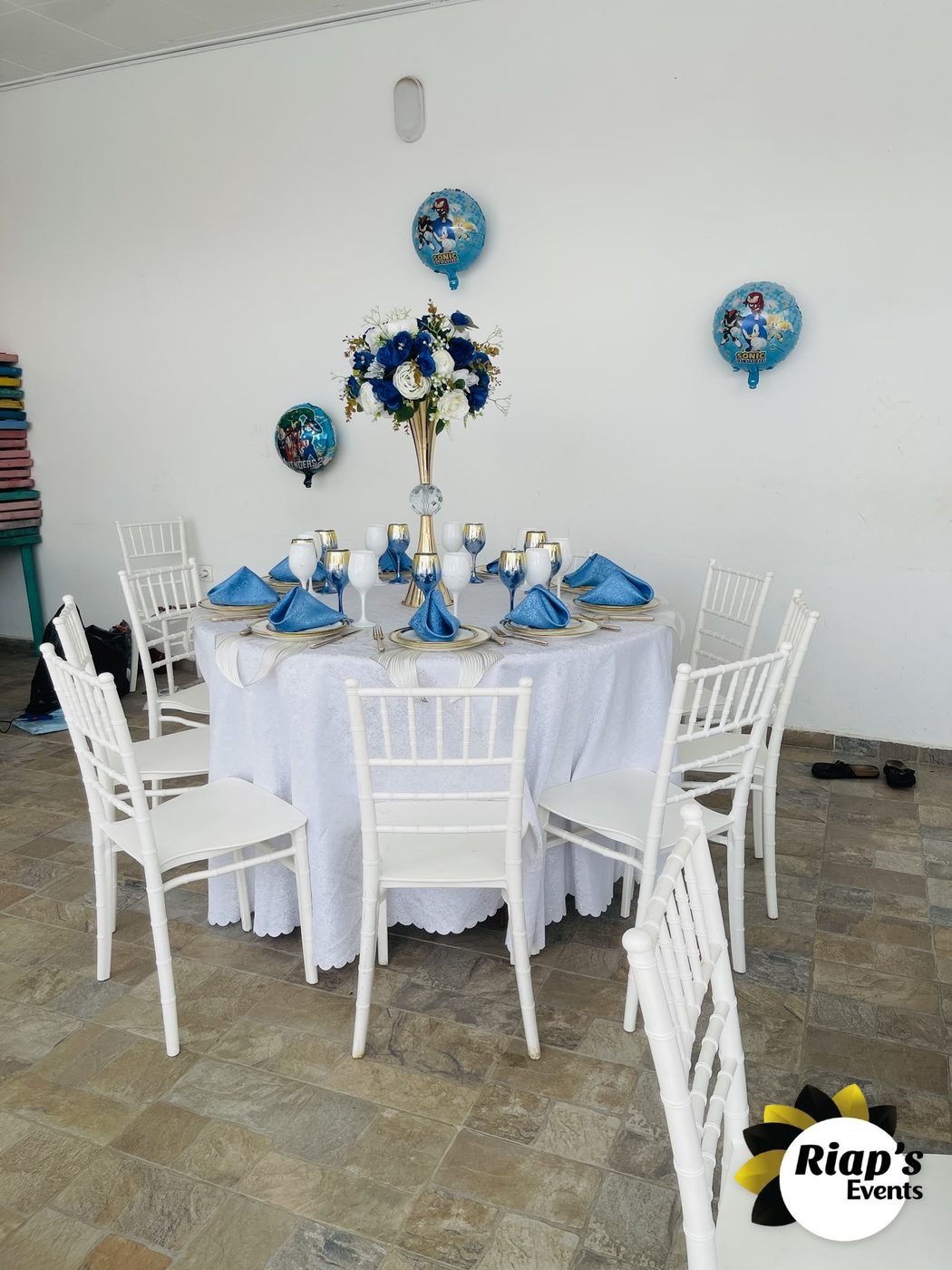 Table d'anniversaire dressée en bleu et blanc