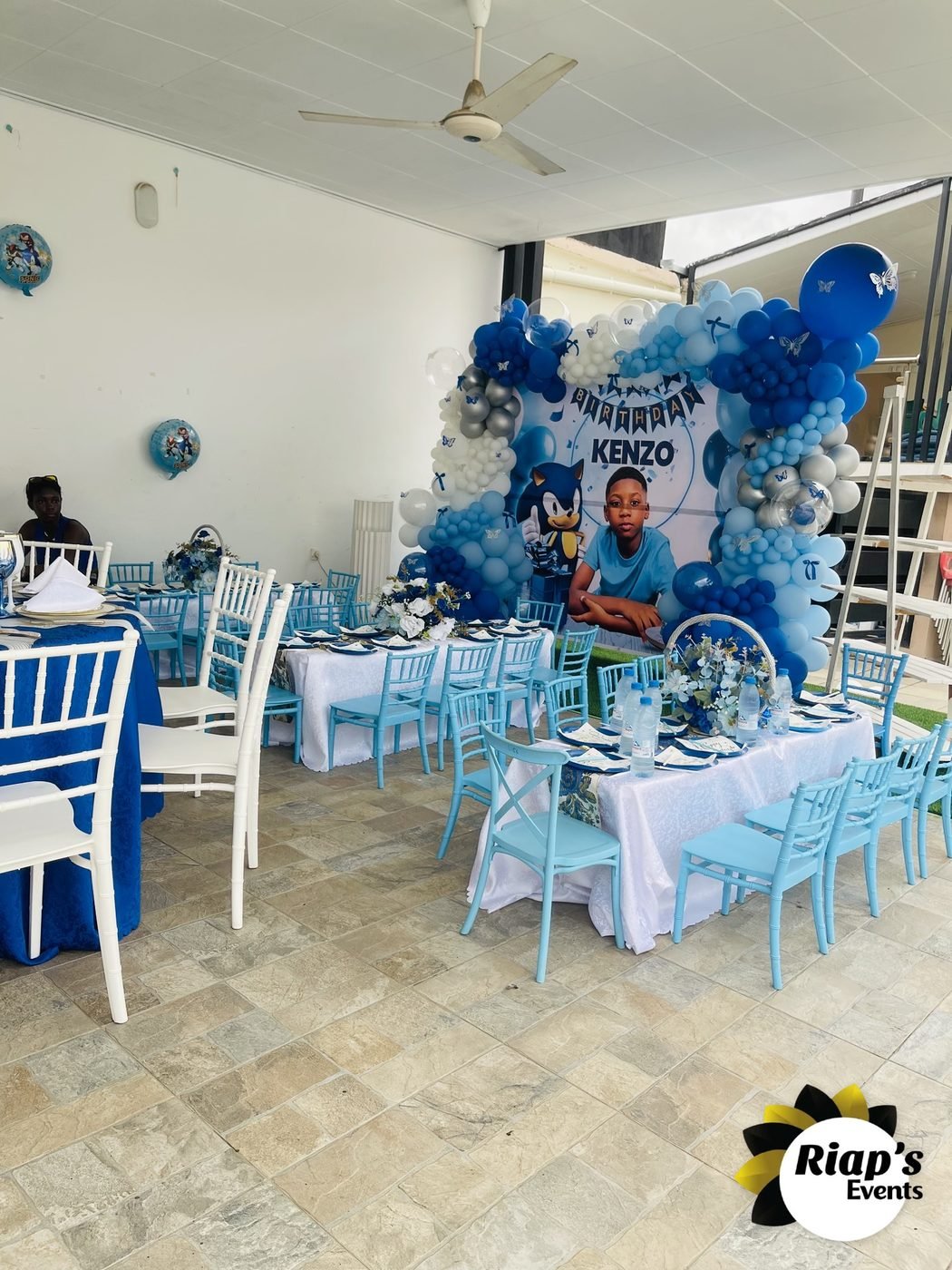 Salle décorée en bleu et blanc pour une célébration