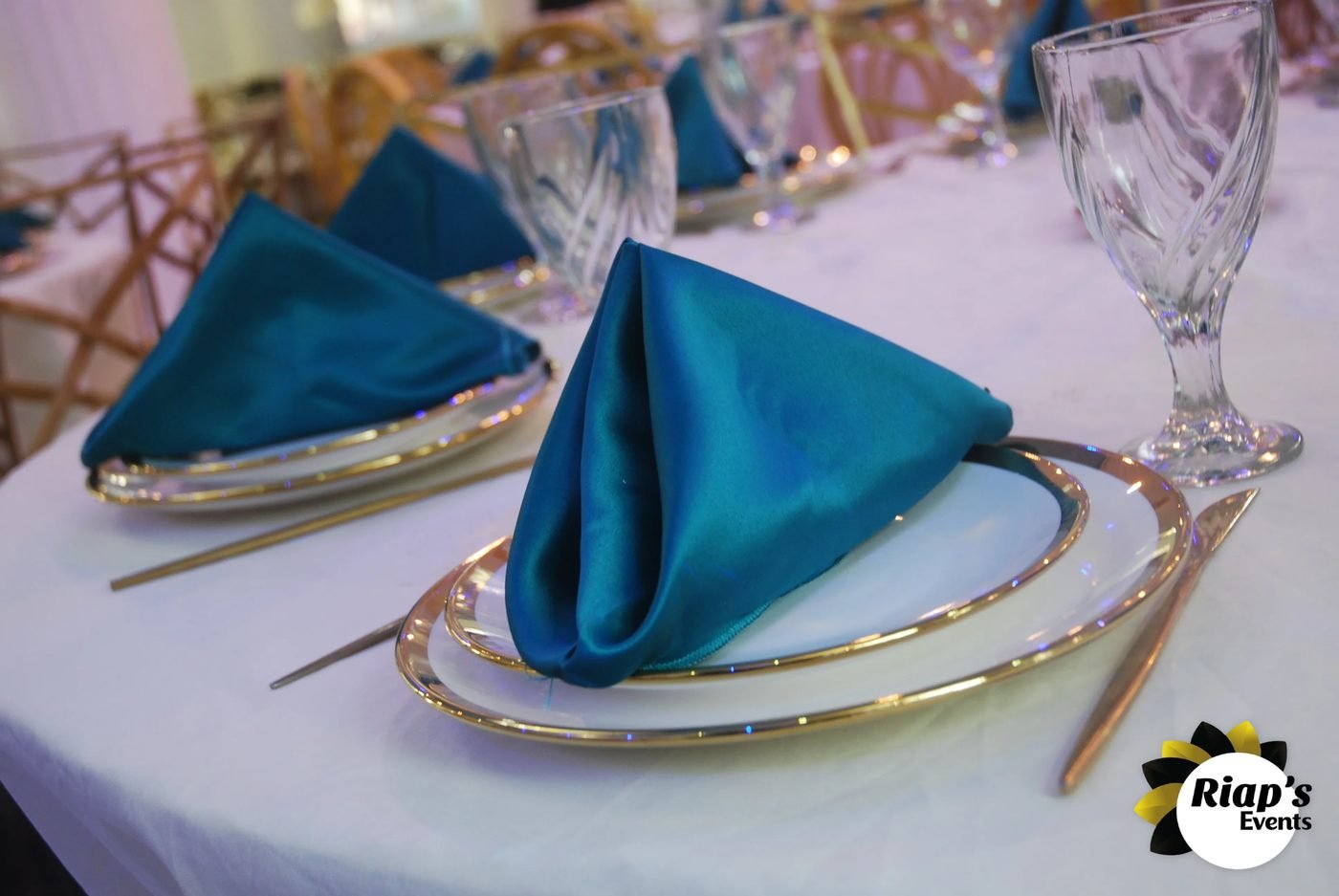 Détail d'une table avec serviette bleue pliée