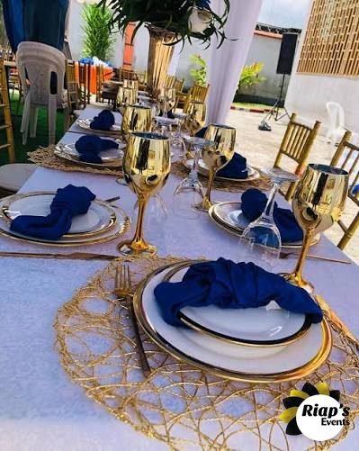 Table dressée en bleu et or pour une réception