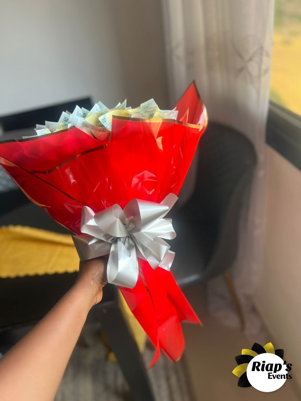 Bouquet cadeau rouge avec ruban argenté