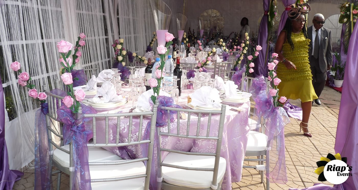 Salle de banquet dressée pour une cérémonie