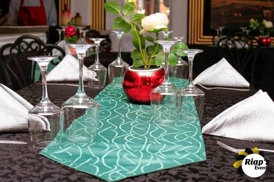 Table de réception avec chemin de table turquoise
