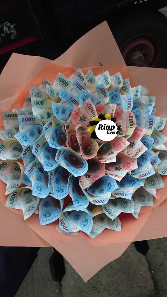 Bouquet de billets en forme de fleur