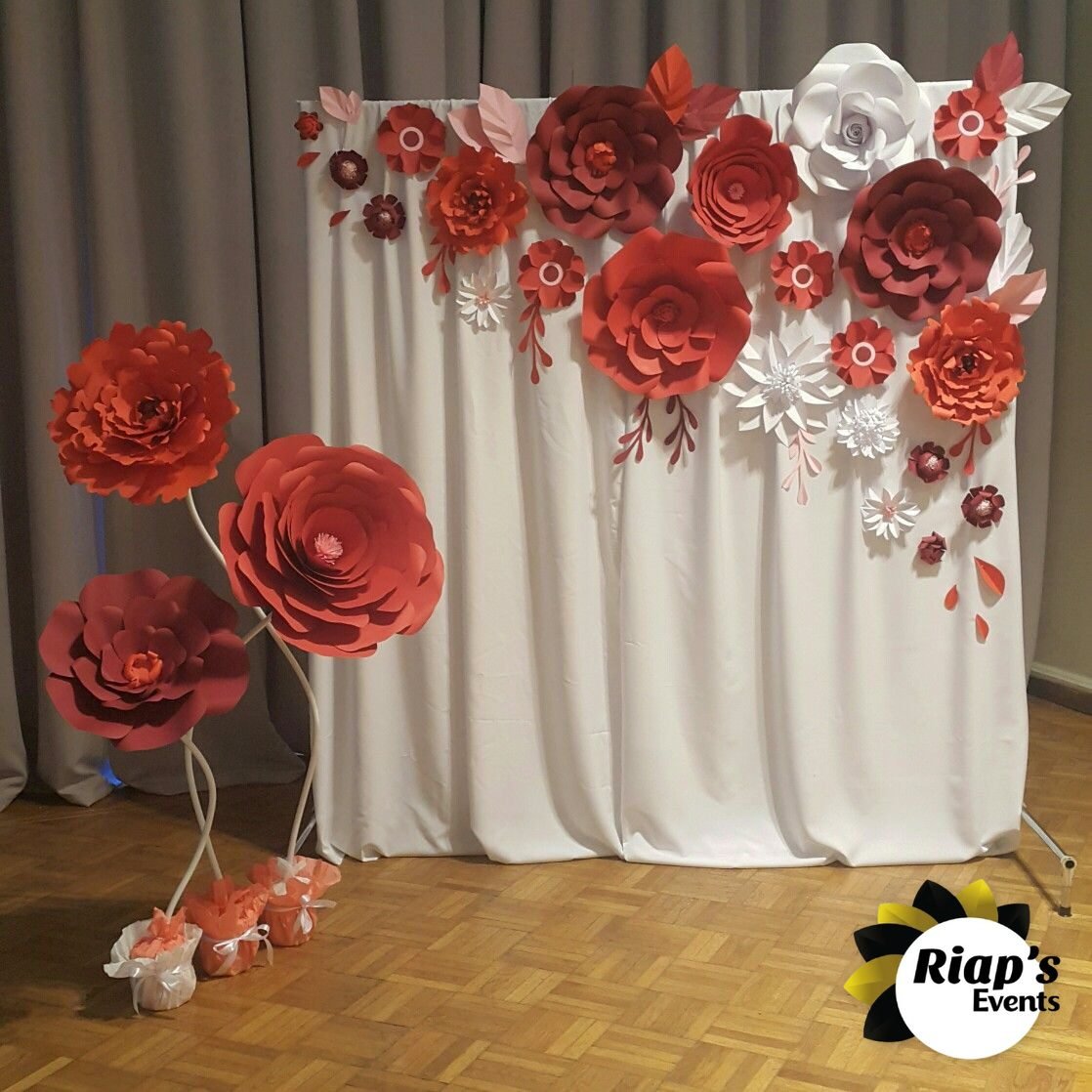Fond de scène en fleurs de papier rouges et blanches