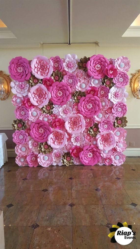 Mur de fleurs roses pour un décor de cérémonie
