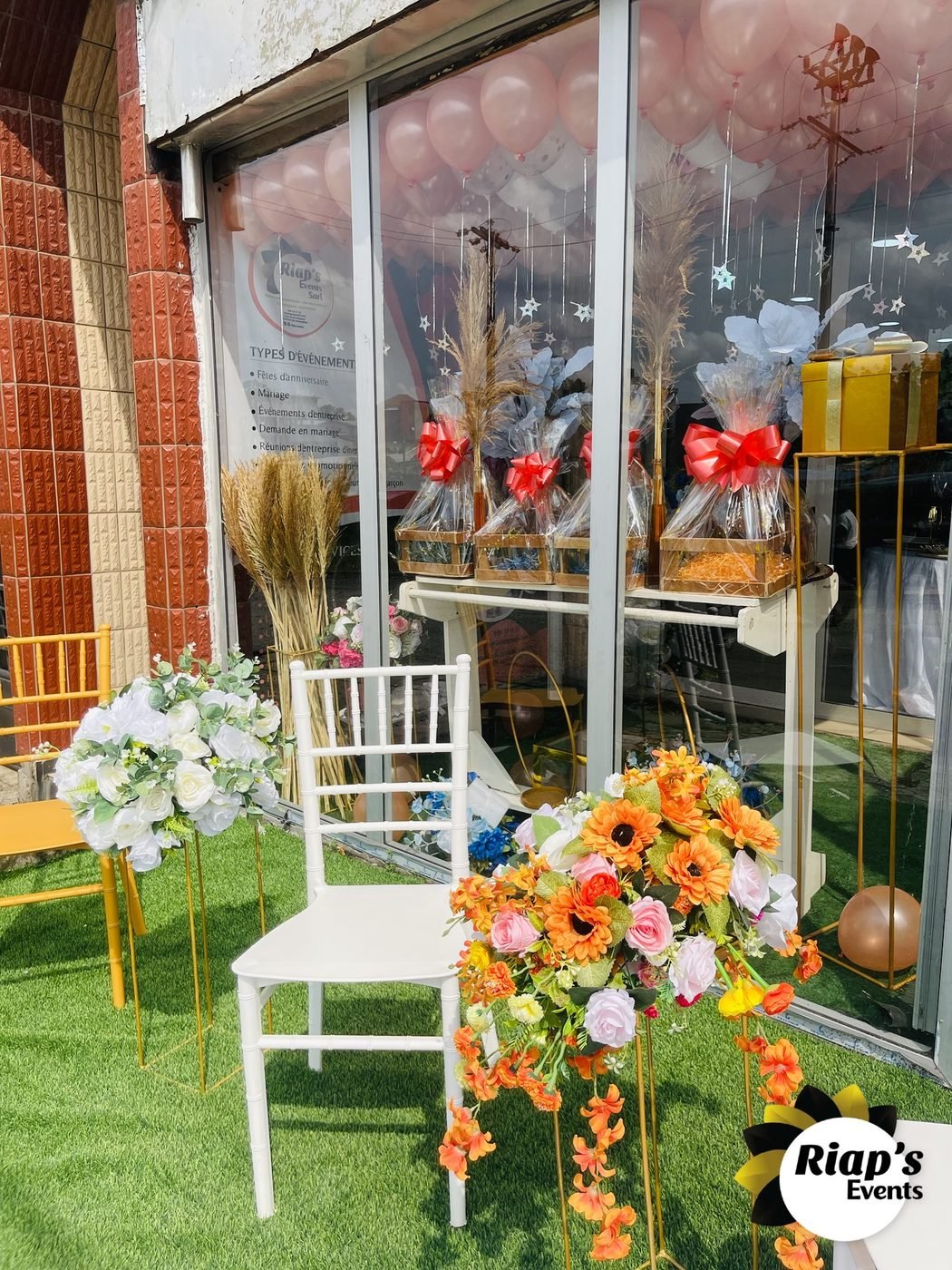 Composition florale et décor en vitrine