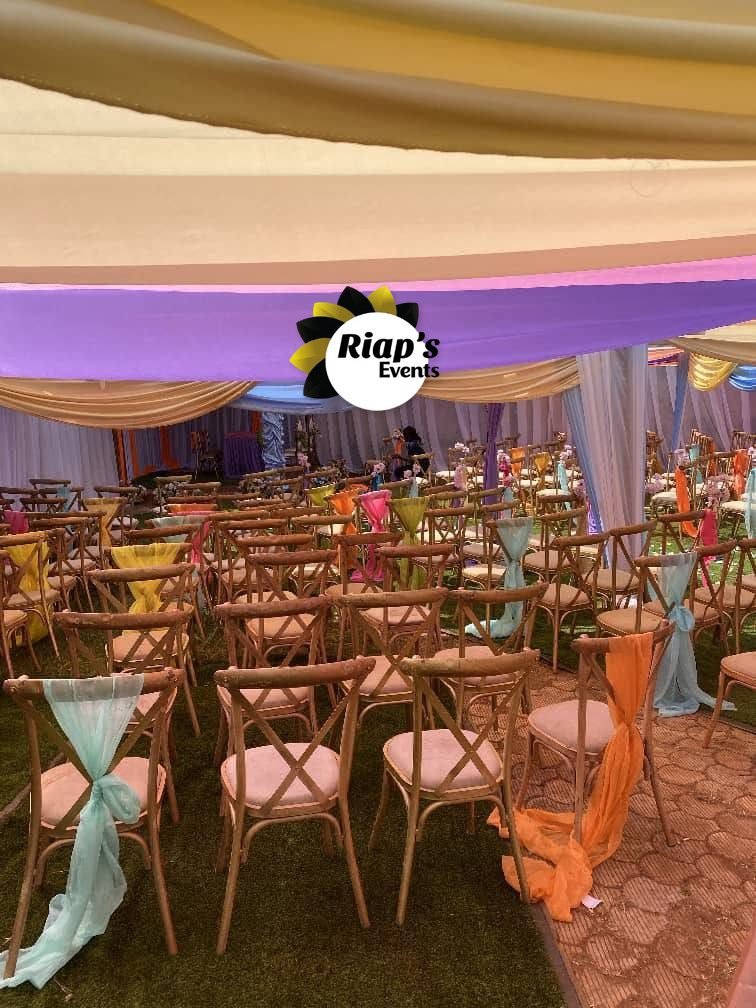 Chaises de réception sous drapés colorés pour un mariage