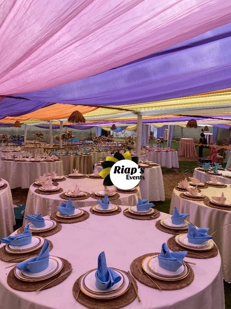 Tables de mariage dressées avec serviettes bleues