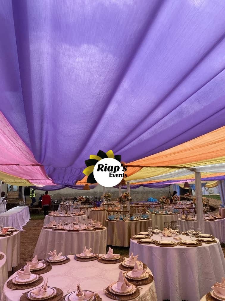 Tables de réception sous plafond drapé multicolore