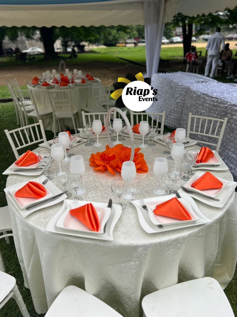 Table dressée par le service traiteur de Riap's Events